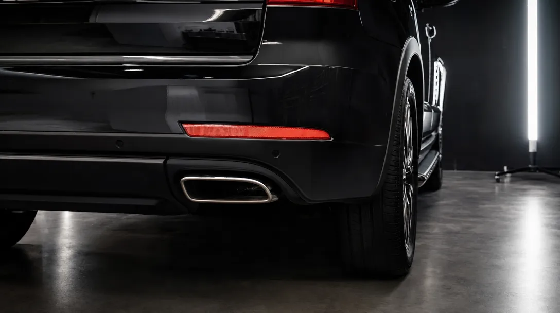 Perbaikan Bumper — SUV Hitam (ilustrasi AI placeholder, bukan foto asli)